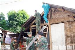 Ban Chỉ huy Phòng thủ khu vực 1-Đức Xuân tham gia xóa nhà tạm